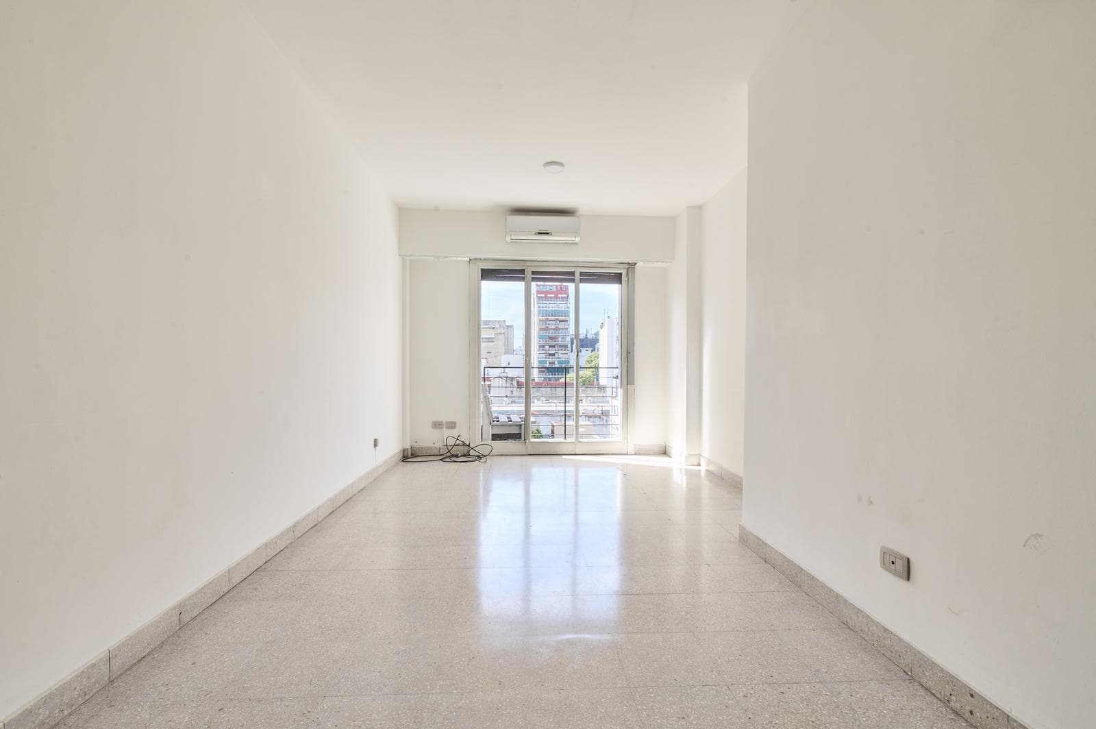 FOR SALE: Bright 2½-room apartment with a balcony in Congreso!