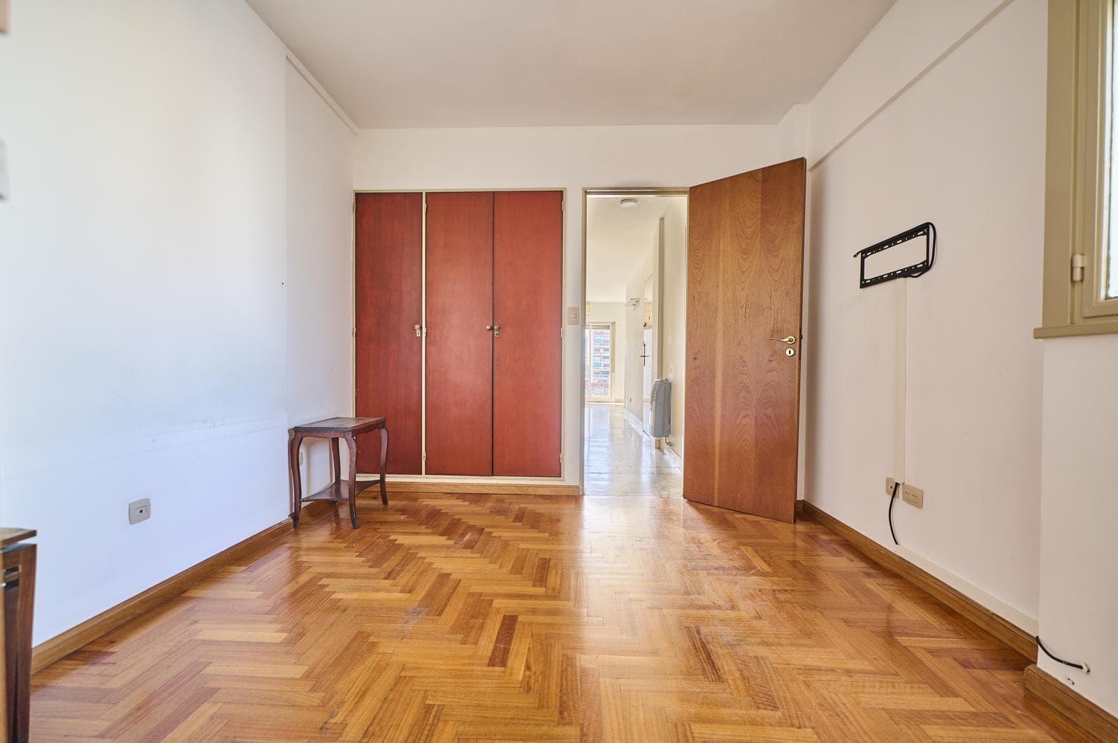 FOR SALE: Bright 2½-room apartment with a balcony in Congreso!