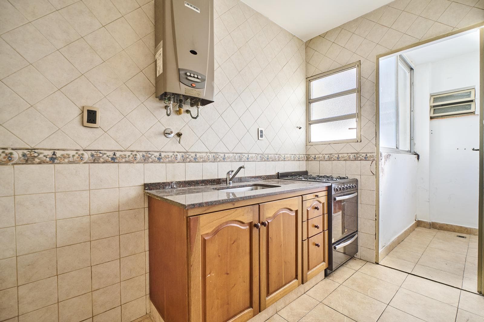 FOR SALE: Bright 2½-room apartment with a balcony in Congreso!