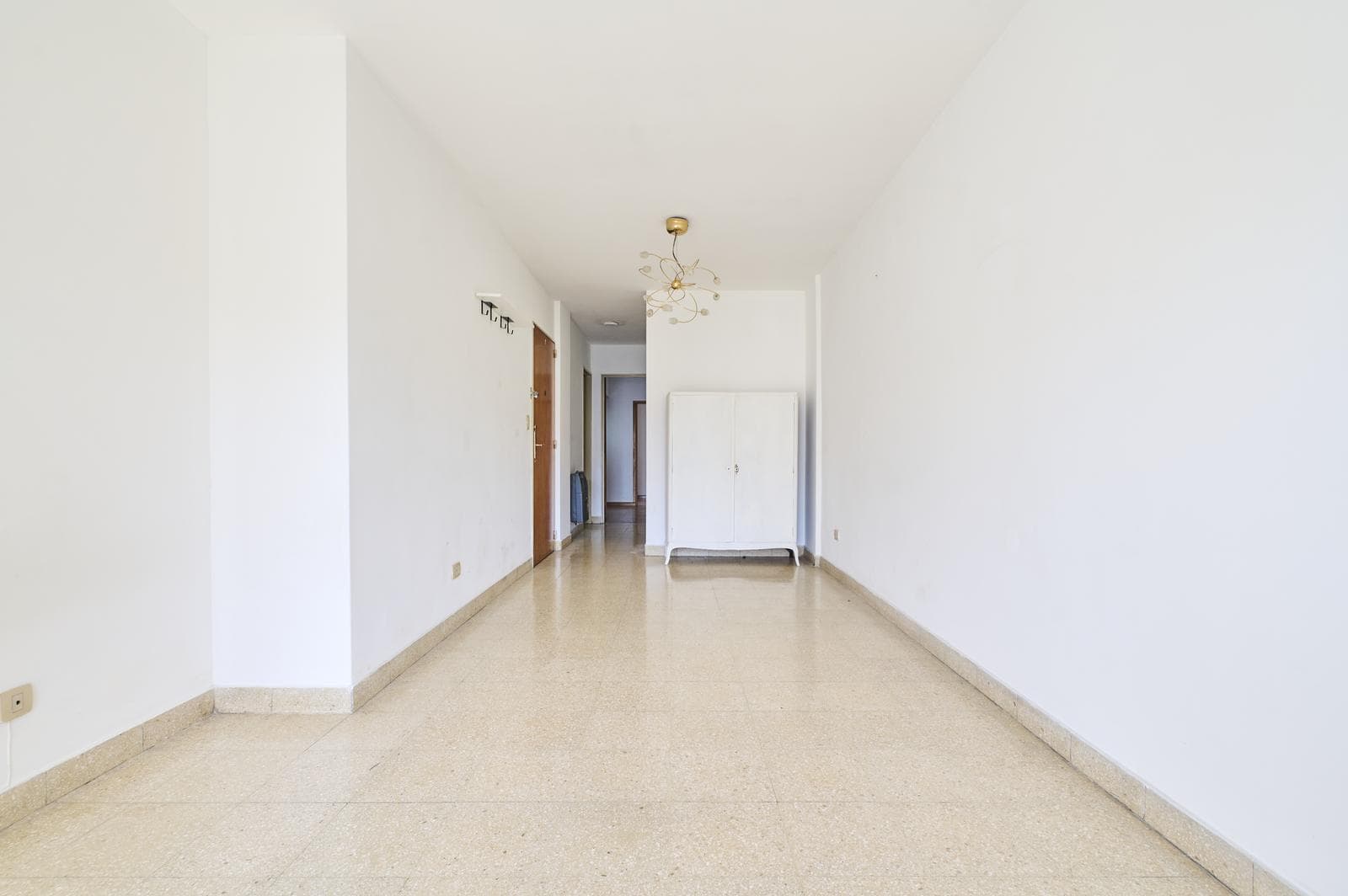 FOR SALE: Bright 2½-room apartment with a balcony in Congreso!