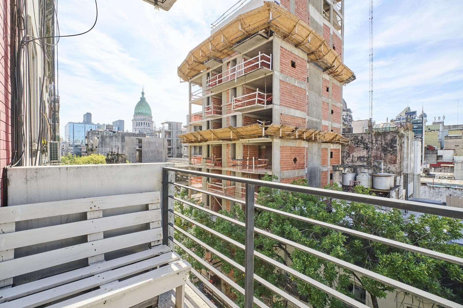 FOR SALE: Bright 2½-room apartment with a balcony in Congreso!