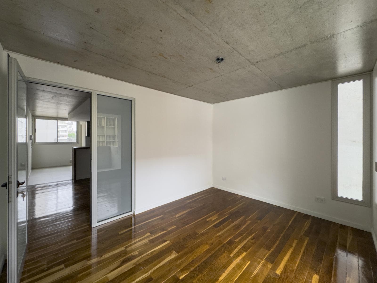 1-bedroom apartment facing the street with a large balcony in the city center