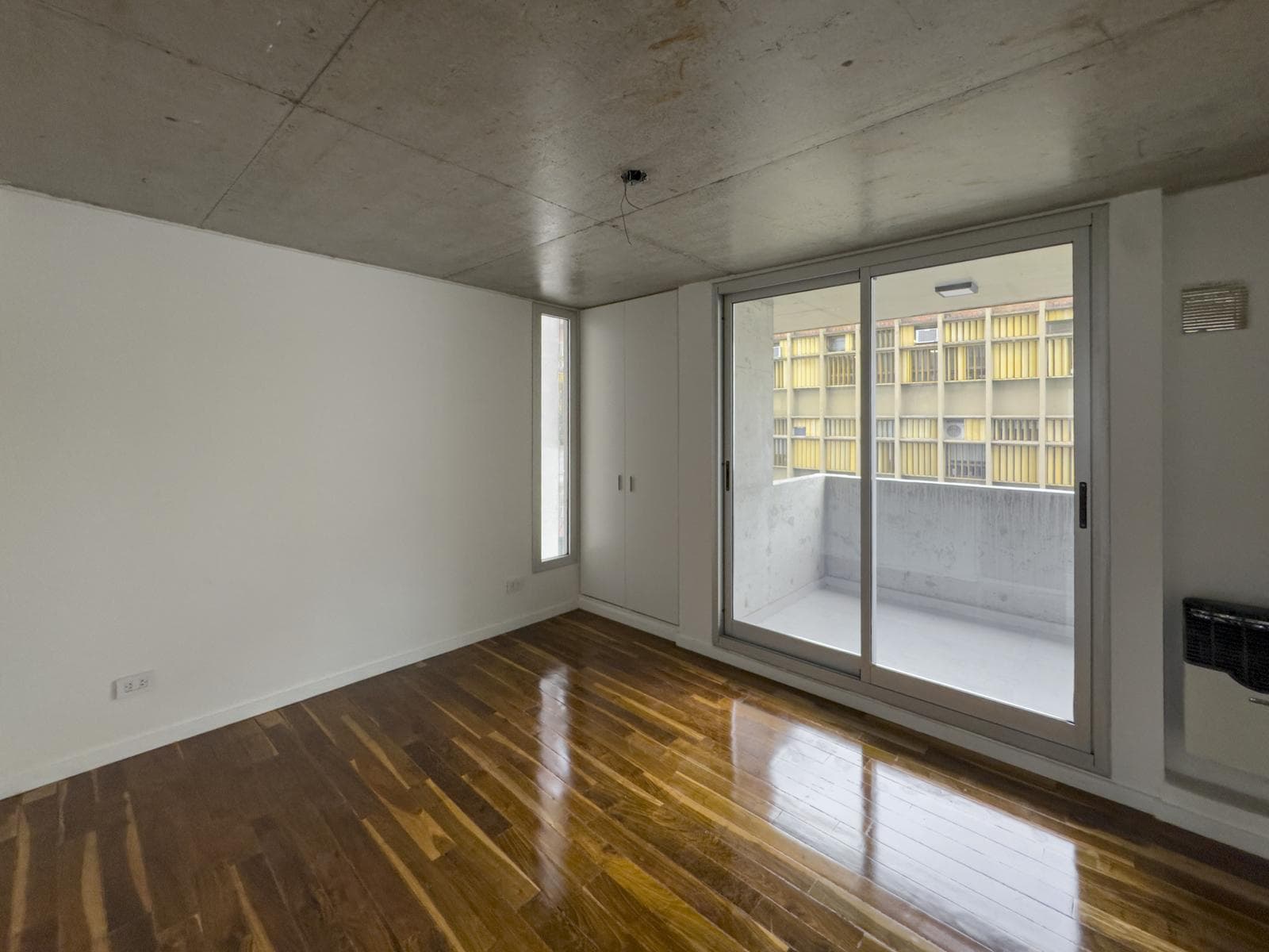 1-bedroom apartment facing the street with a large balcony in the city center