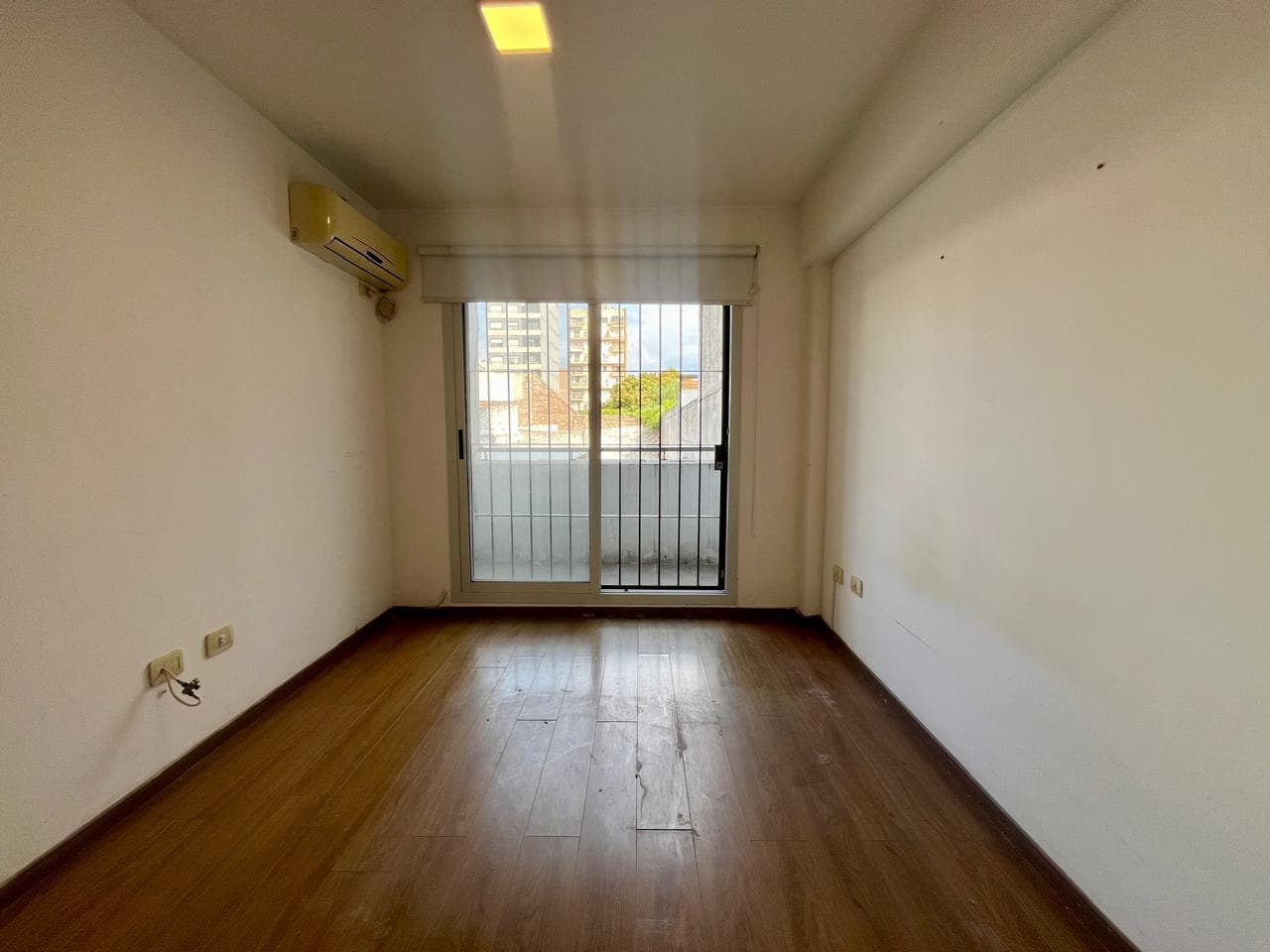 FOR SALE - 2-bedroom apartment with two balconies and a garage. Abasto, Rosario.