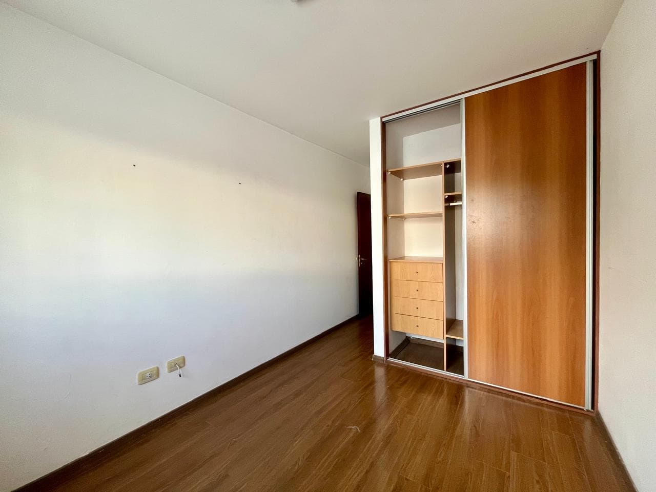 FOR SALE - 2-bedroom apartment with two balconies and a garage. Abasto, Rosario.