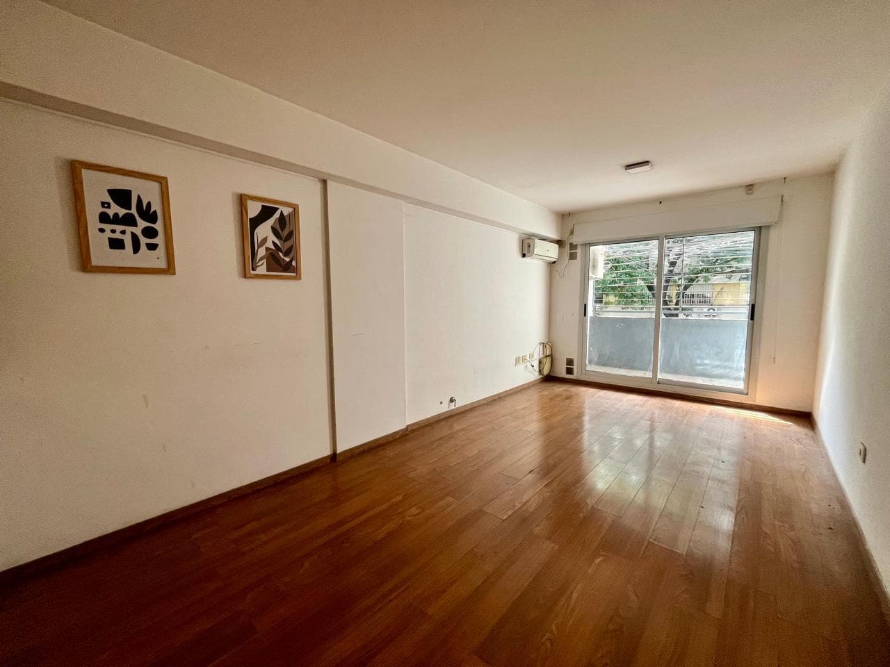 FOR SALE - 2-bedroom apartment with two balconies and a garage. Abasto, Rosario.