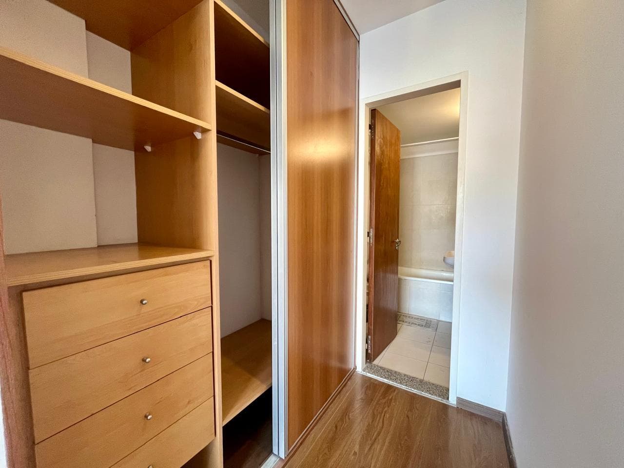 FOR SALE - 2-bedroom apartment with two balconies and a garage. Abasto, Rosario.