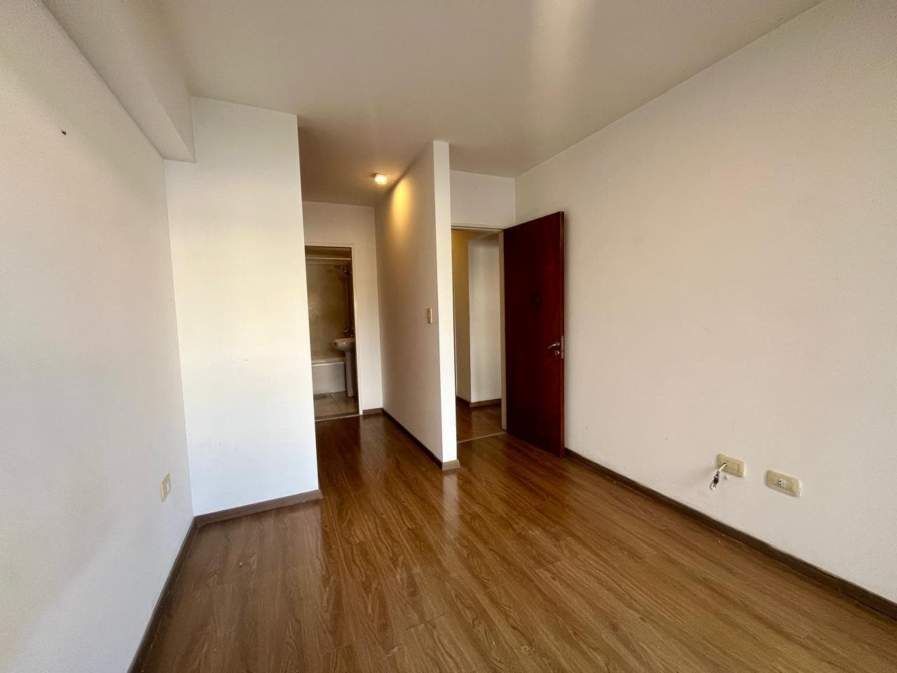 FOR SALE - 2-bedroom apartment with two balconies and a garage. Abasto, Rosario.