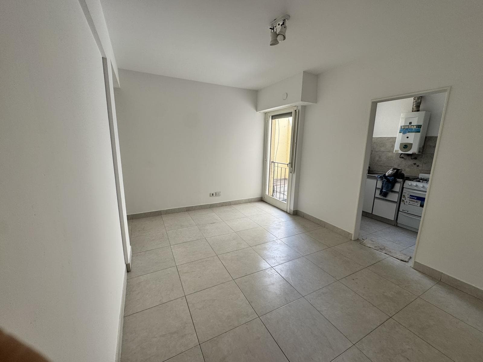 For Sale: 2-Room Apartment in Flores