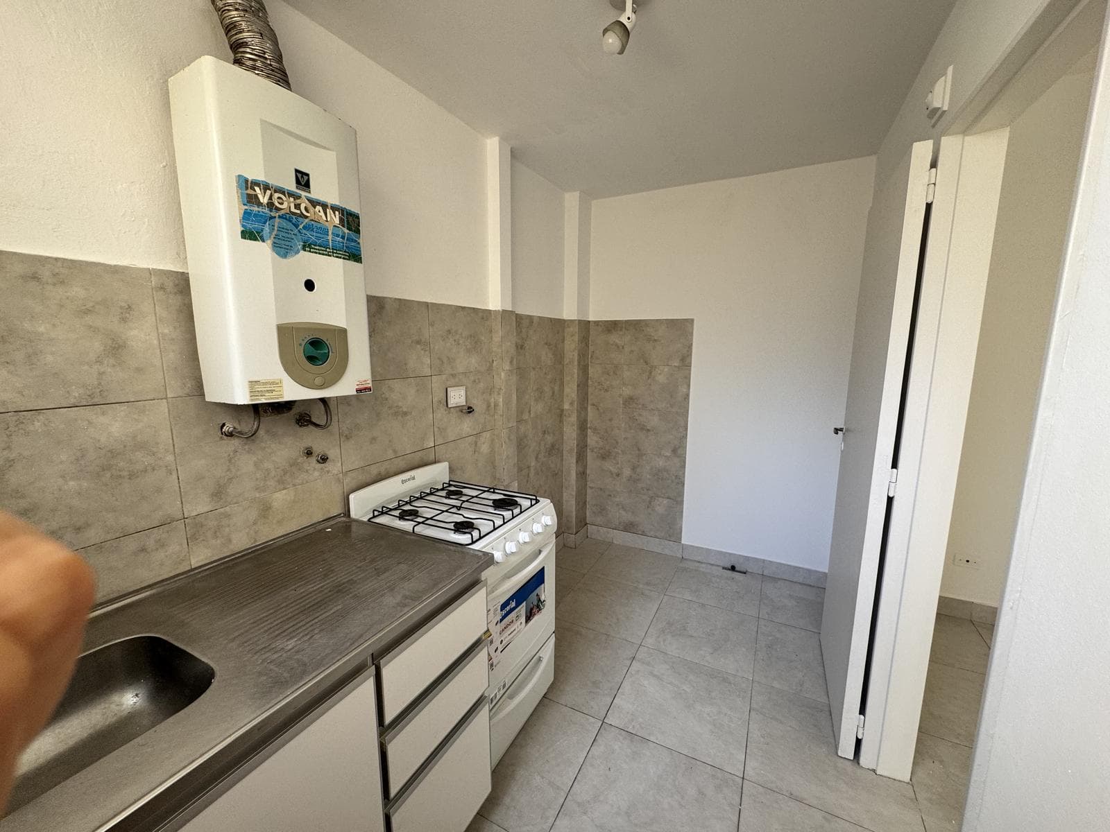 For Sale: 2-Room Apartment in Flores