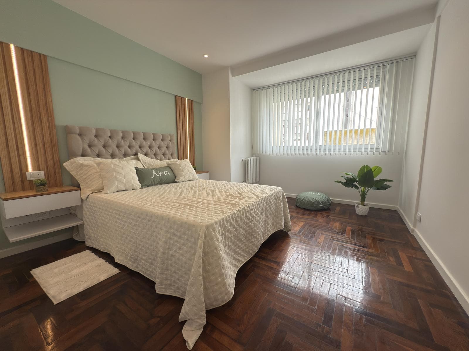 For Sale - 3 rooms - Balcony facing the street - Renovated and furnished - Downtown