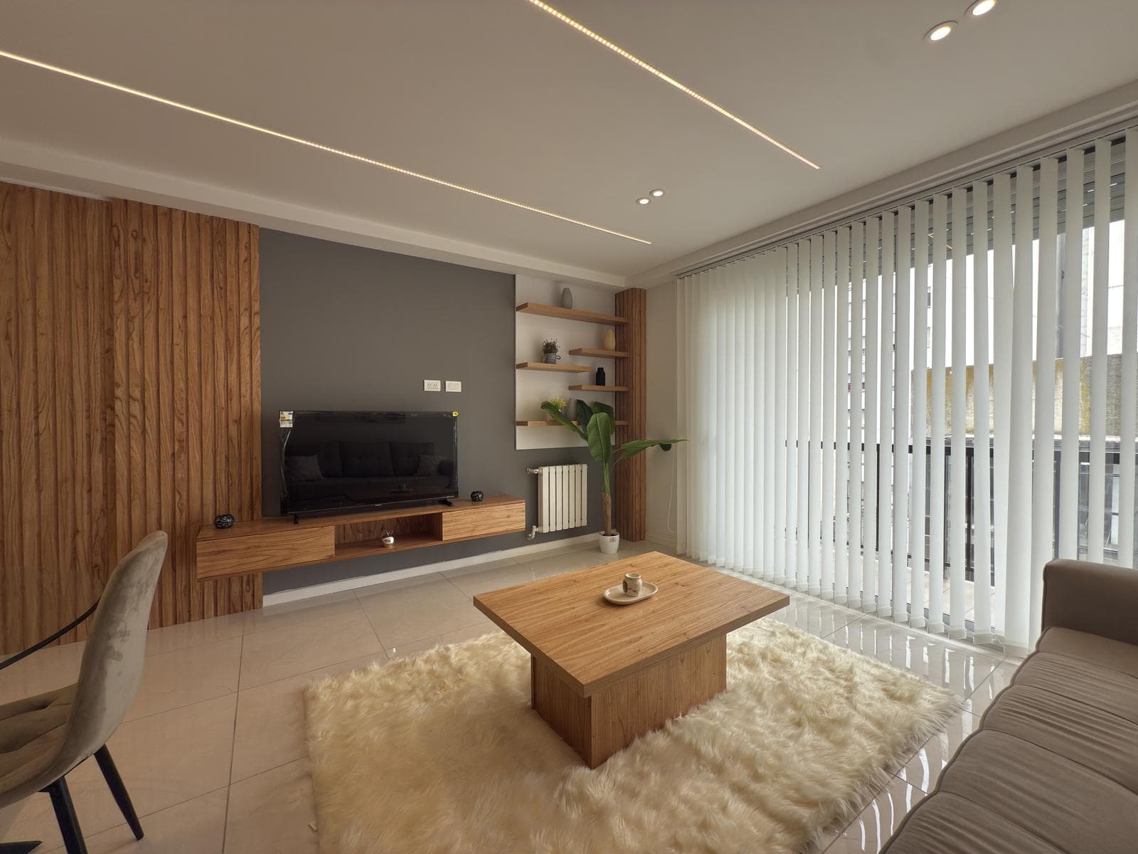 For Sale - 3 rooms - Balcony facing the street - Renovated and furnished - Downtown