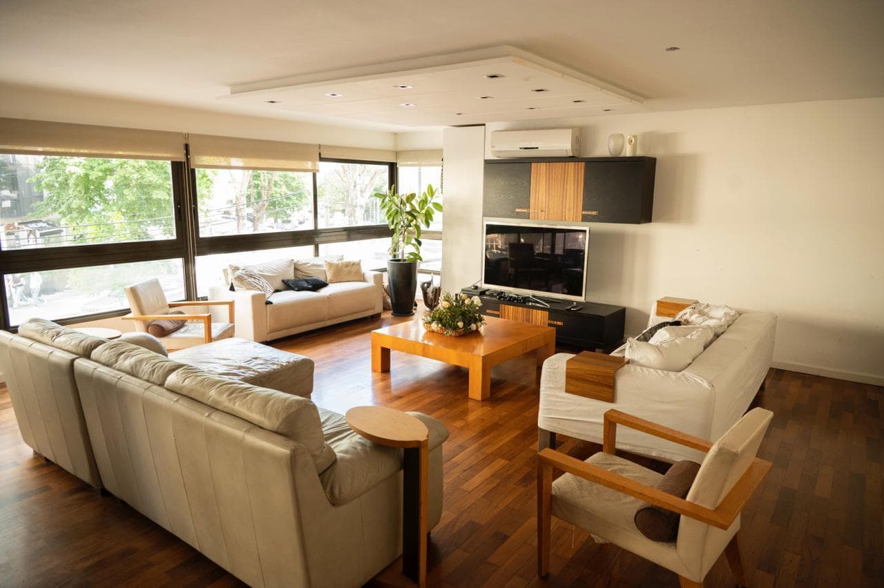 Apartment for sale in Punta Carretas with a barbecue and patio. 3 bedrooms plus an office, 2 bathrooms