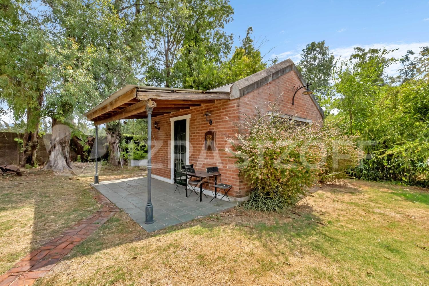 Casa en venta en Los Eucaliptus, 2 dormitorios, jardin y pileta.