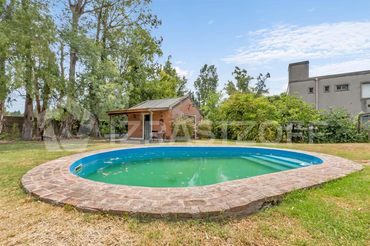 Casa en venta en Los Eucaliptus, 2 dormitorios, jardin y pileta.