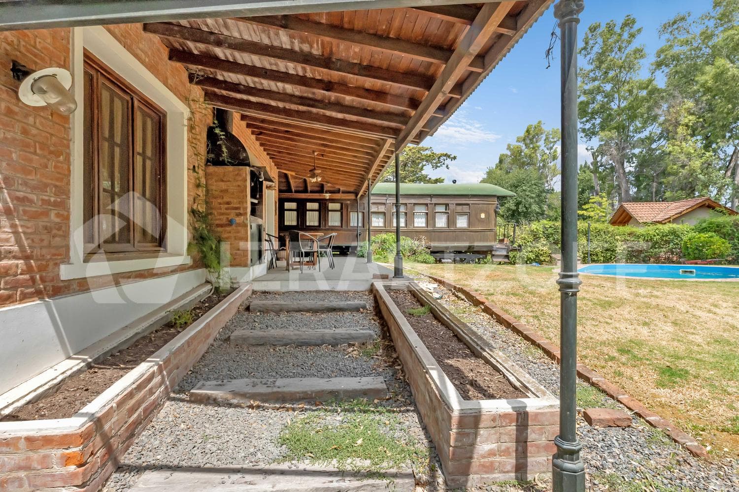 Casa en venta en Los Eucaliptus, 2 dormitorios, jardin y pileta.