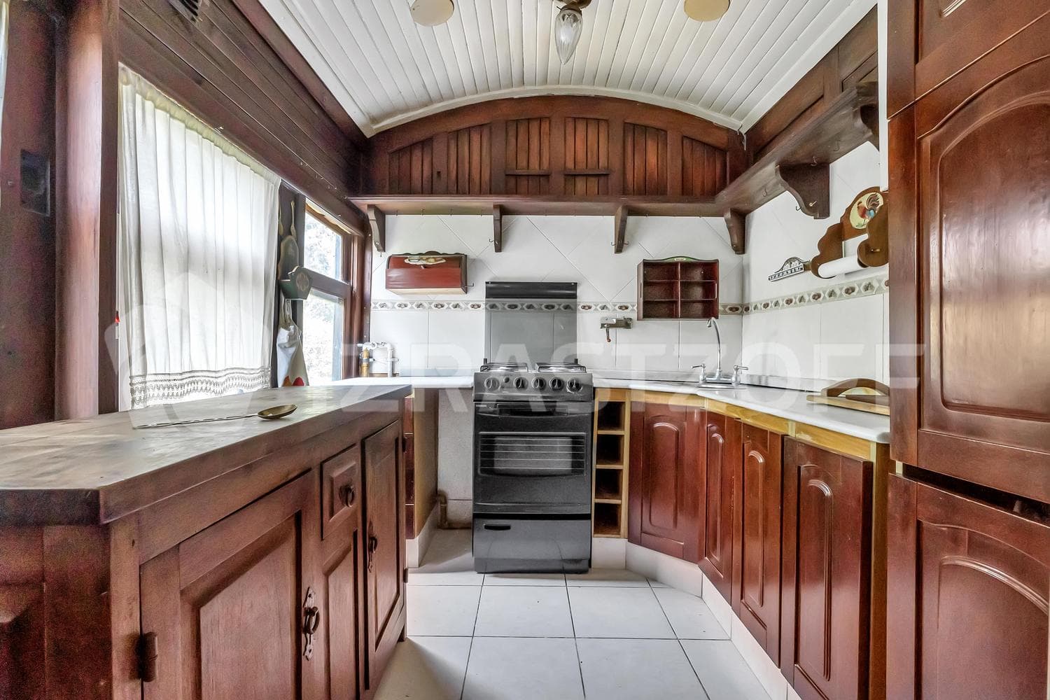 Casa en venta en Los Eucaliptus, 2 dormitorios, jardin y pileta.