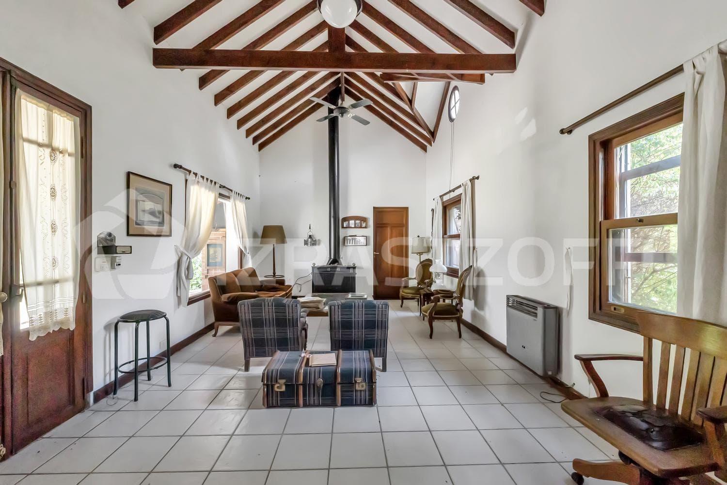 Casa en venta en Los Eucaliptus, 2 dormitorios, jardin y pileta.