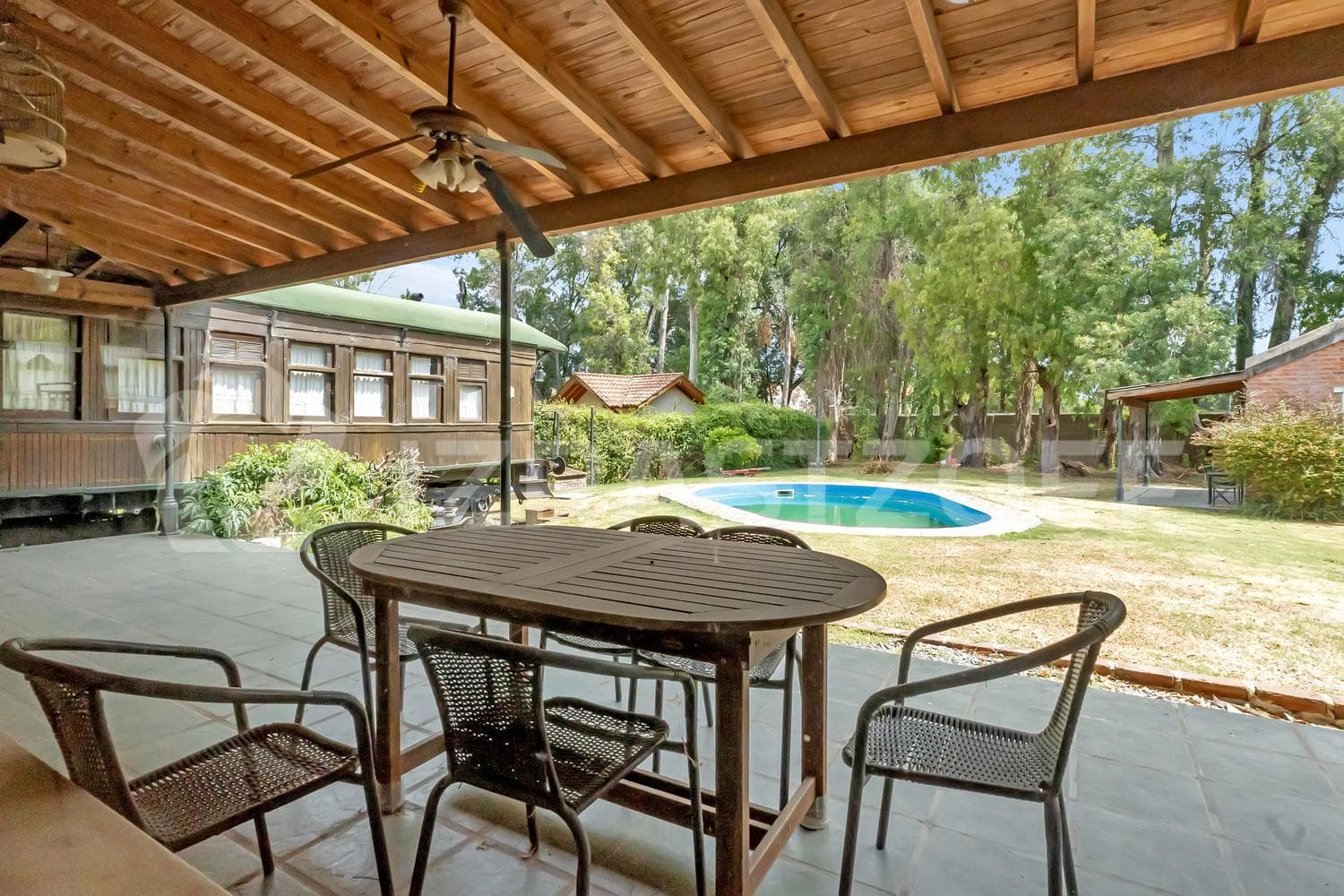 Casa en venta en Los Eucaliptus, 2 dormitorios, jardin y pileta.