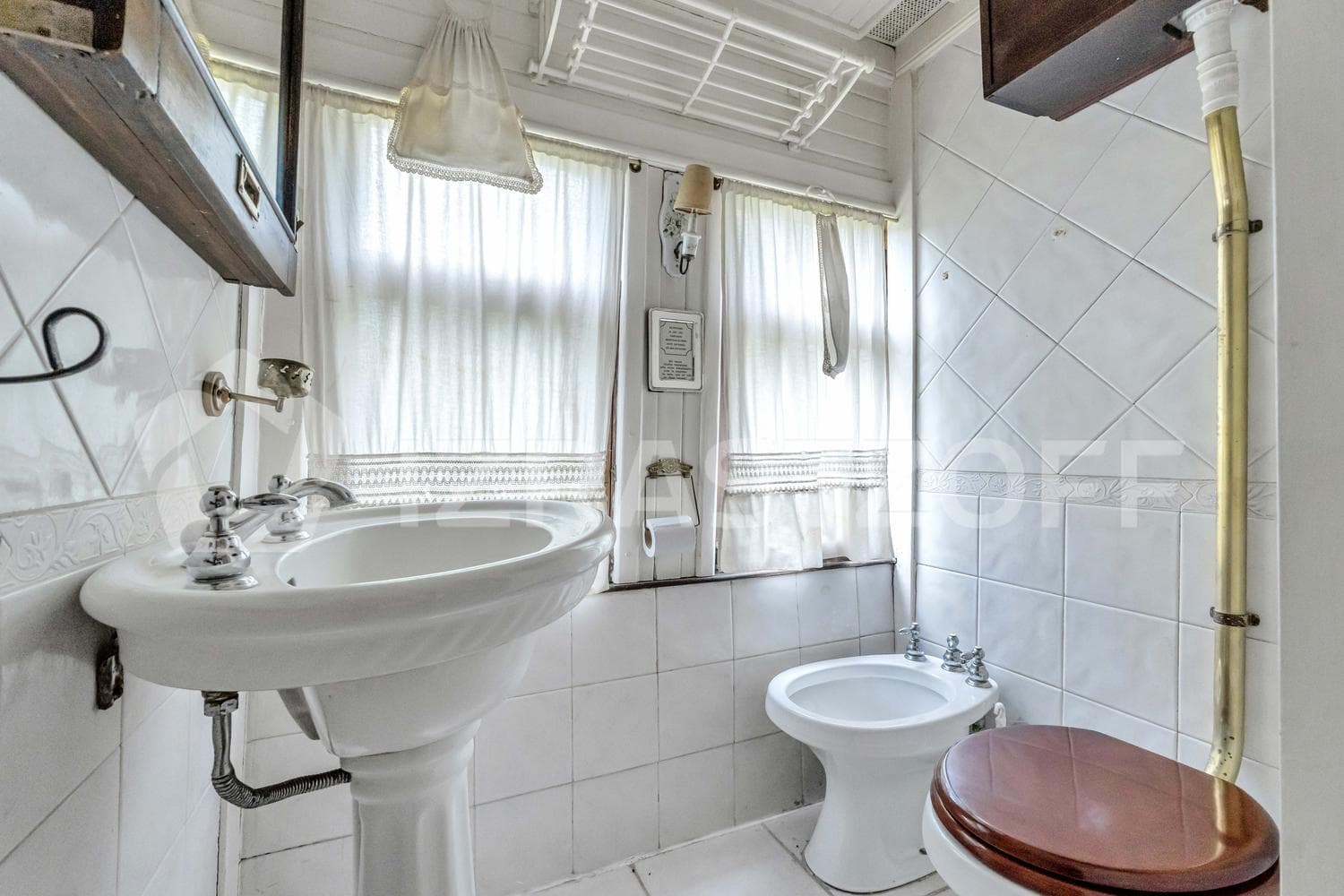 Casa en venta en Los Eucaliptus, 2 dormitorios, jardin y pileta.