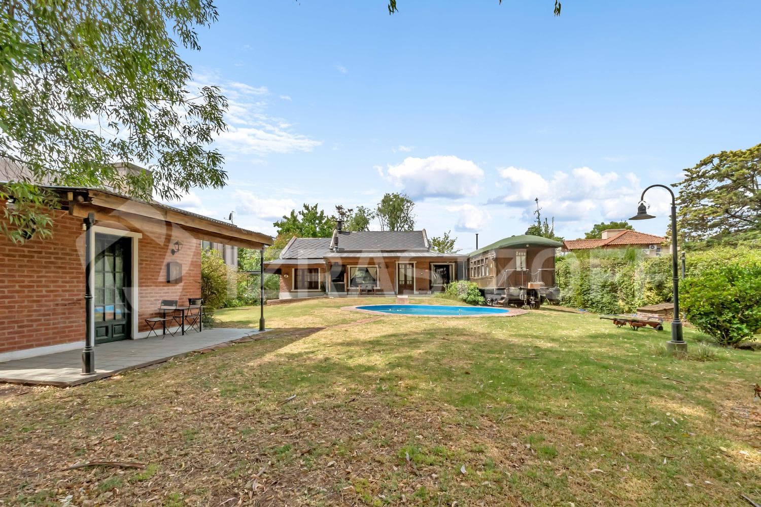 Casa en venta en Los Eucaliptus, 2 dormitorios, jardin y pileta.