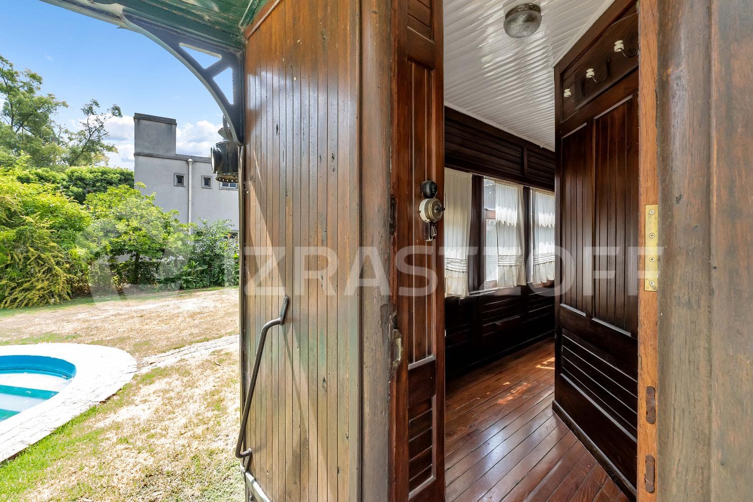 Casa en venta en Los Eucaliptus, 2 dormitorios, jardin y pileta.