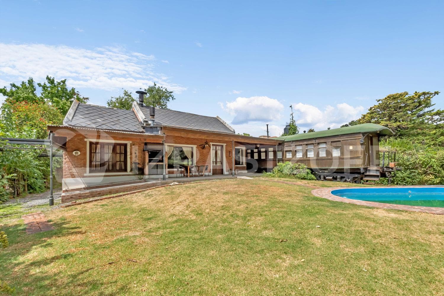 Casa en venta en Los Eucaliptus, 2 dormitorios, jardin y pileta.