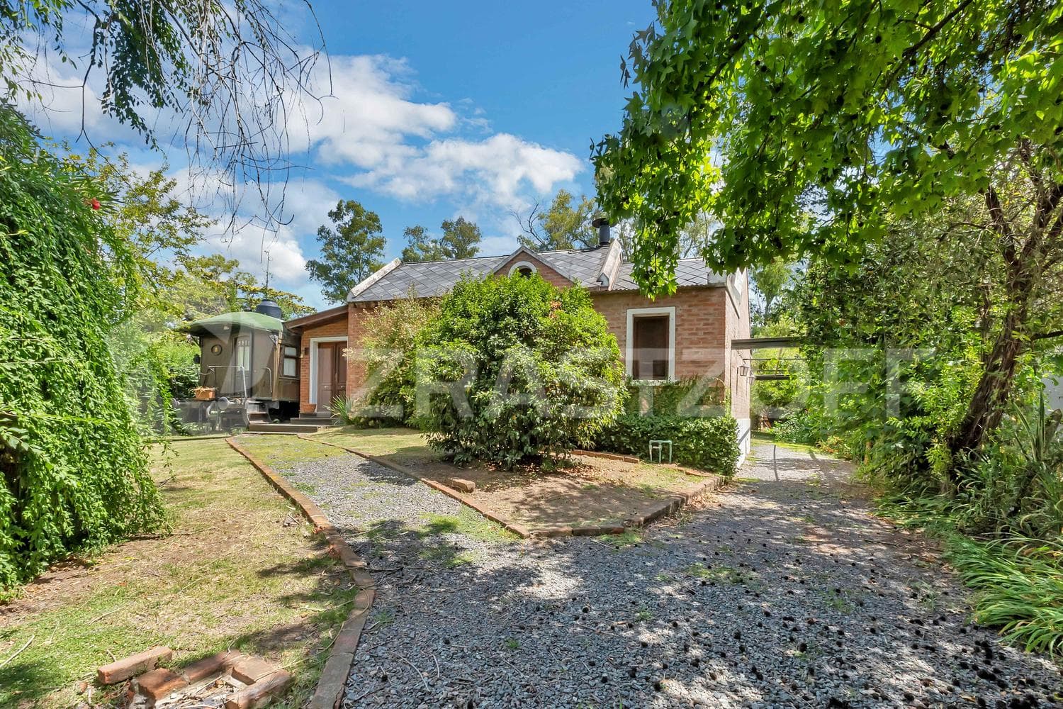Casa en venta en Los Eucaliptus, 2 dormitorios, jardin y pileta.