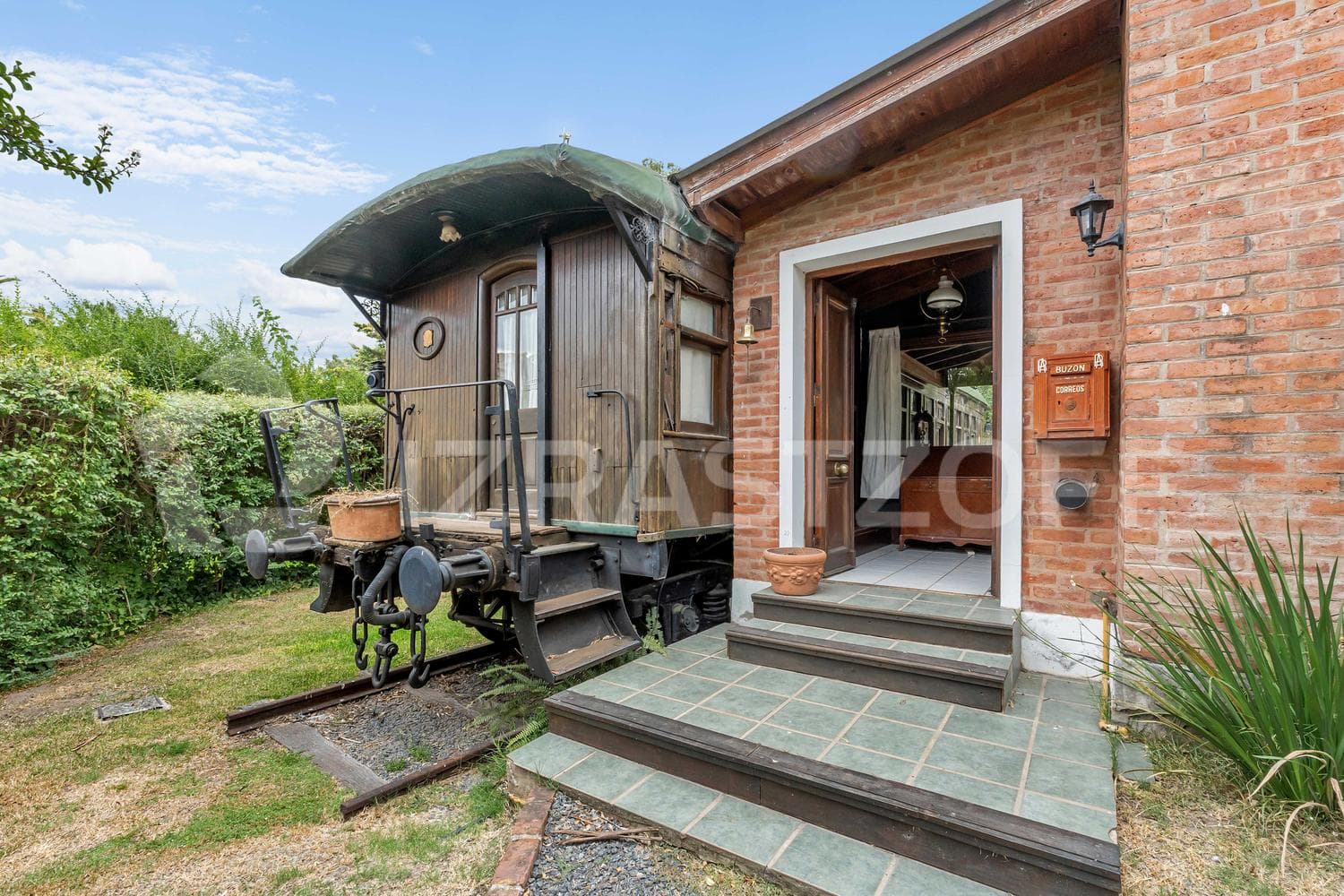 Casa en venta en Los Eucaliptus, 2 dormitorios, jardin y pileta.