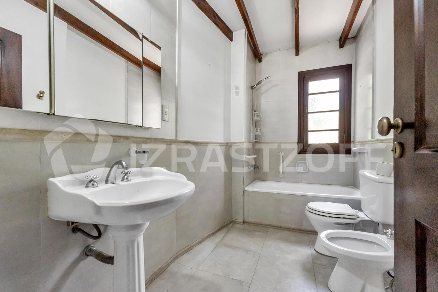 Casa en venta en Los Eucaliptus, 2 dormitorios, jardin y pileta.
