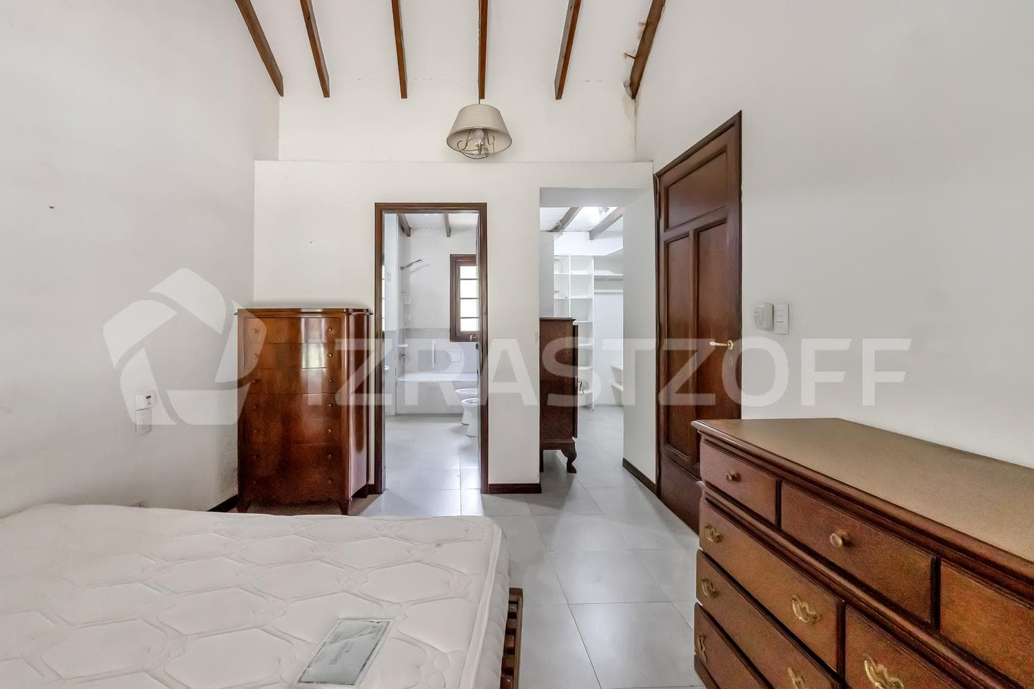 Casa en venta en Los Eucaliptus, 2 dormitorios, jardin y pileta.