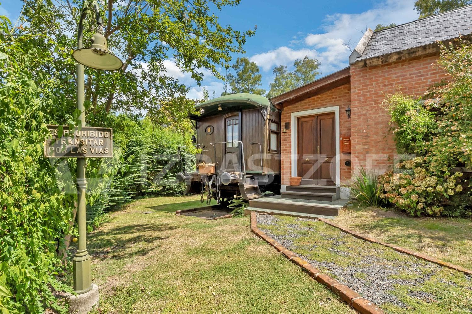 Casa en venta en Los Eucaliptus, 2 dormitorios, jardin y pileta.