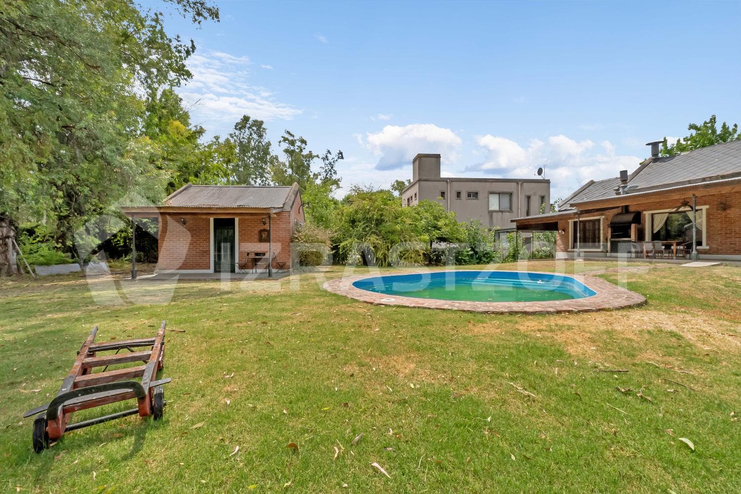 Casa en venta en Los Eucaliptus, 2 dormitorios, jardin y pileta.