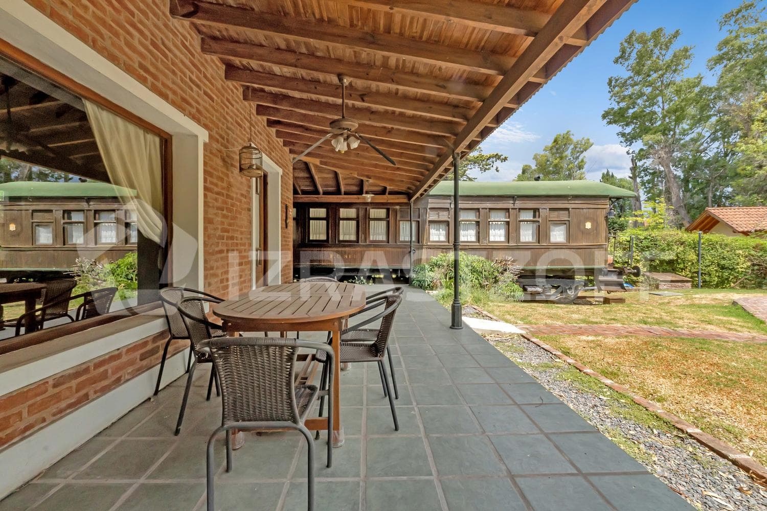 Casa en venta en Los Eucaliptus, 2 dormitorios, jardin y pileta.