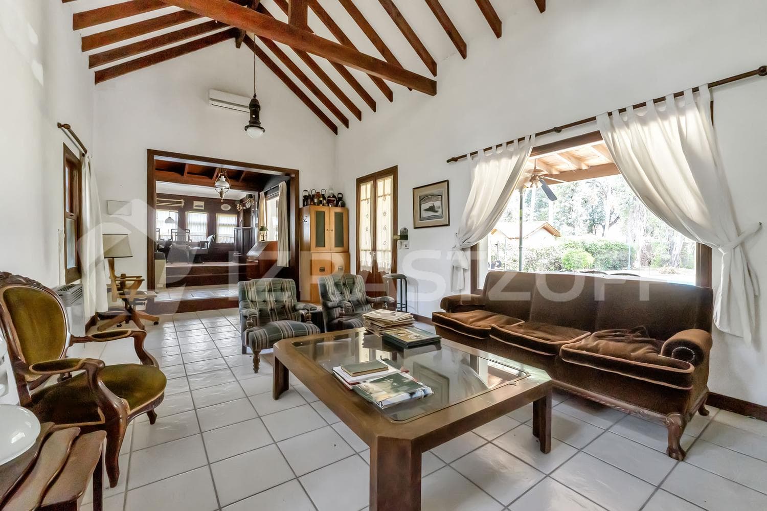 Casa en venta en Los Eucaliptus, 2 dormitorios, jardin y pileta.