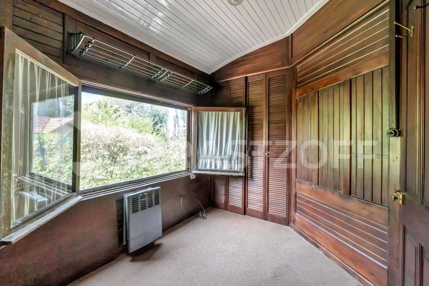 Casa en venta en Los Eucaliptus, 2 dormitorios, jardin y pileta.