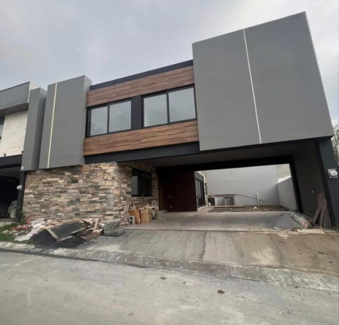 FOR SALE: House in the ALTARES RESIDENCIAL Subdivision—National Highway in SANTIAGO—4 Bedrooms