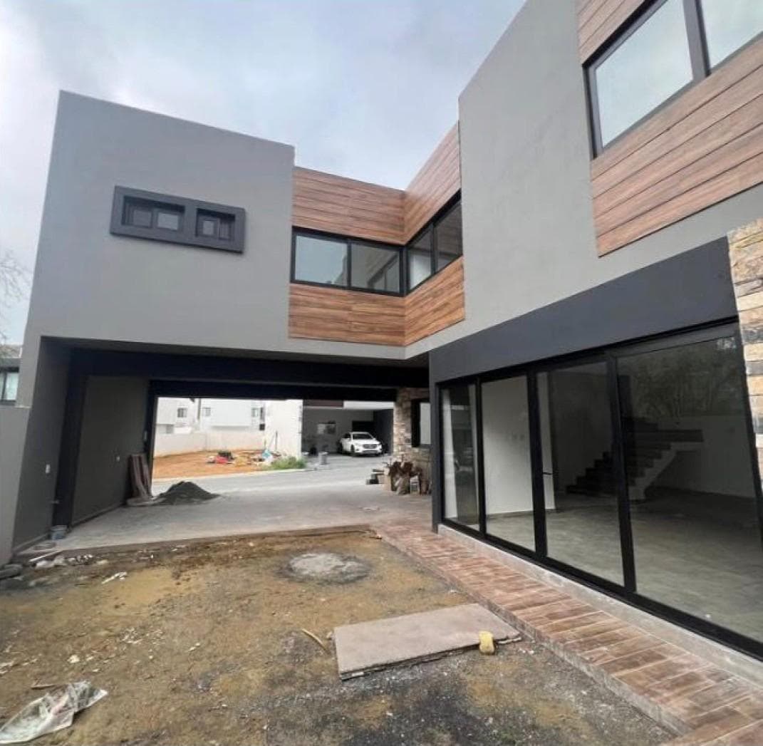 FOR SALE: House in the ALTARES RESIDENCIAL Subdivision—National Highway in SANTIAGO—4 Bedrooms