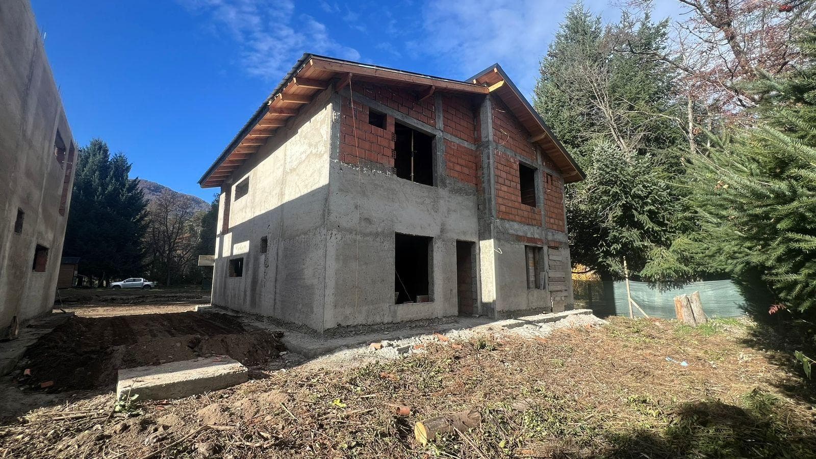 FOR SALE: 39 m² studio apartment on the upper floor, in a building with a garage—downtown Villa La Angostura