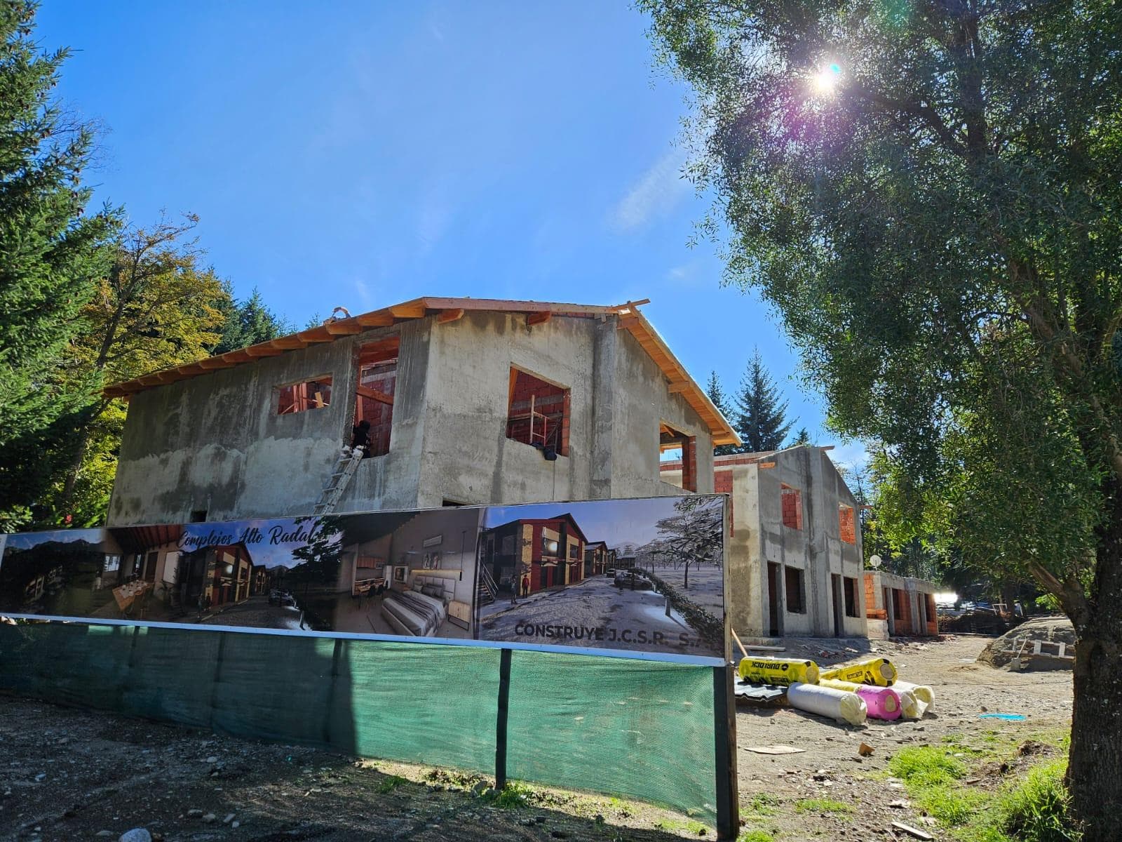FOR SALE: 39 m² studio apartment on the upper floor, in a building with a garage—downtown Villa La Angostura