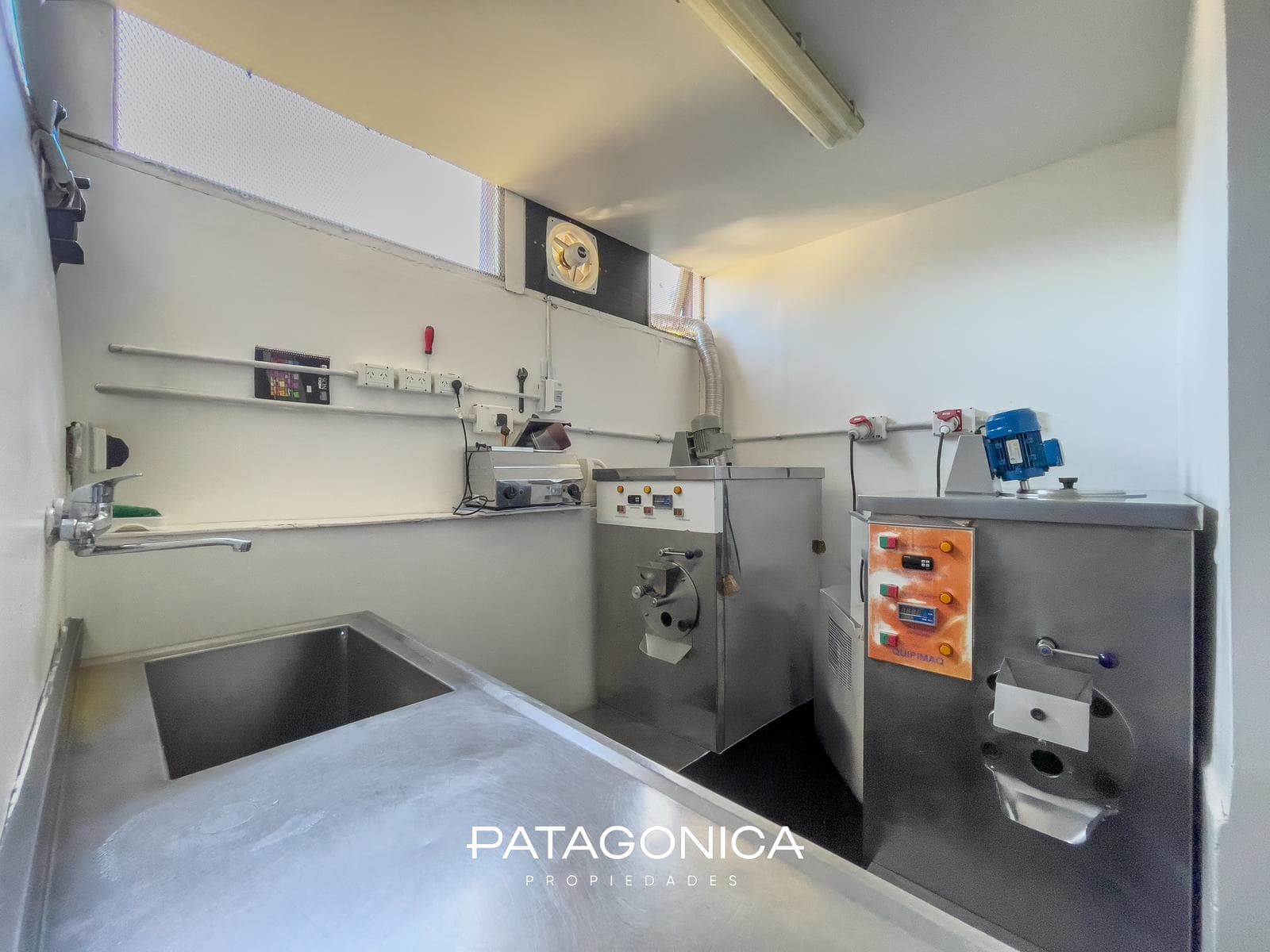 BUSINESS FOR SALE: ICE CREAM PARLOR/CHOCOLATE SHOP, VILLA LA ANGOSTURA