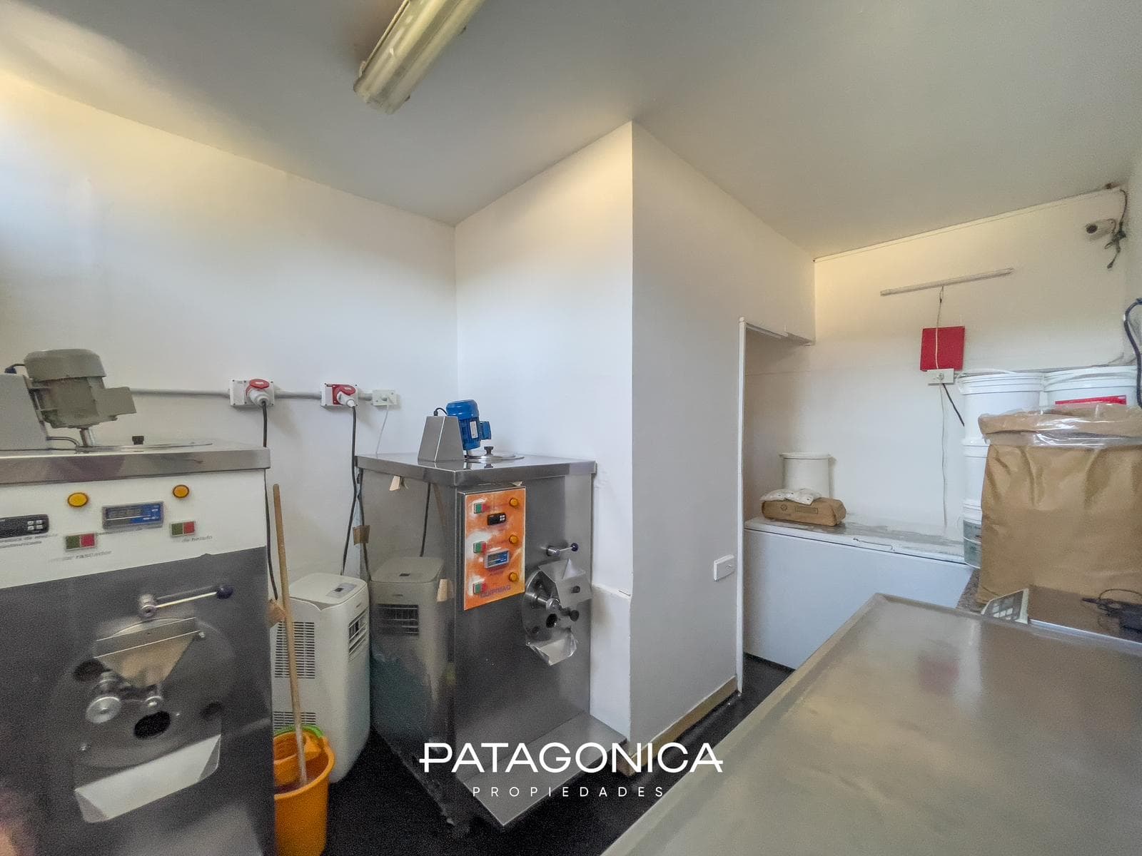 BUSINESS FOR SALE: ICE CREAM PARLOR/CHOCOLATE SHOP, VILLA LA ANGOSTURA