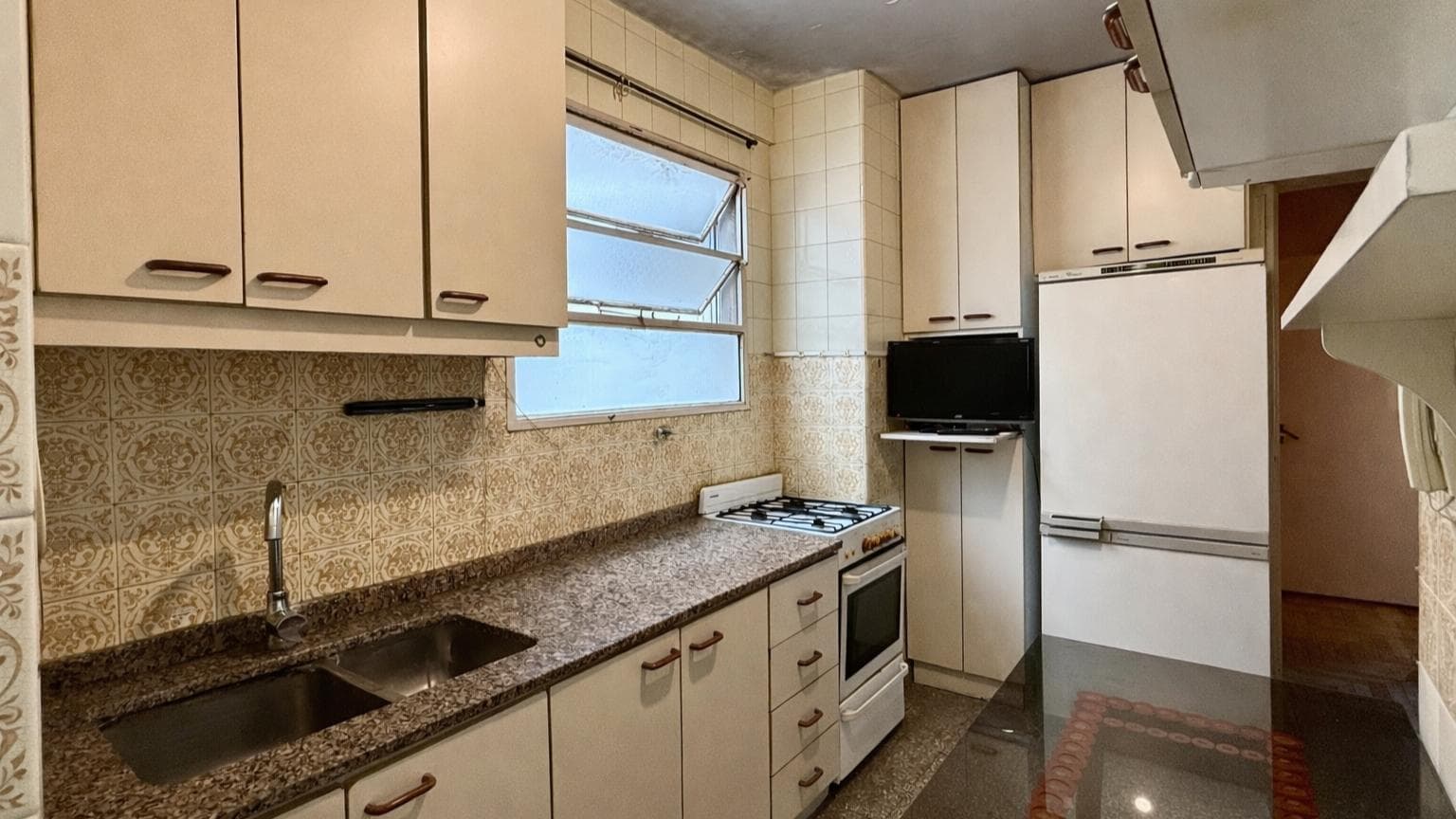 4-Bedroom Apartment for Sale with Balcony and Storage Room in Caballito