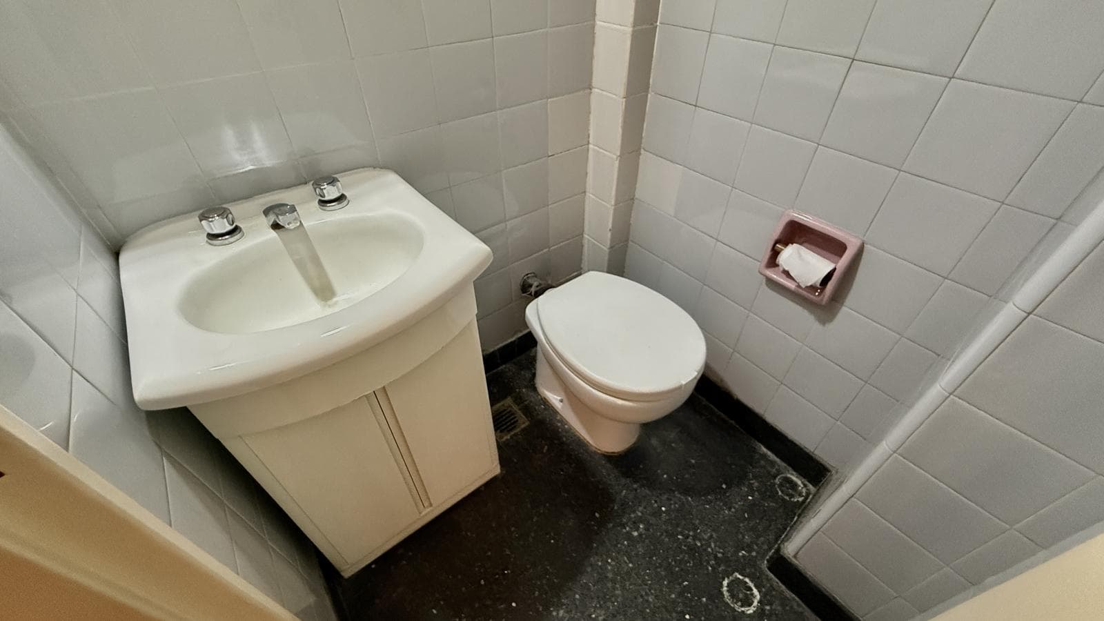 4-Bedroom Apartment for Sale with Balcony and Storage Room in Caballito