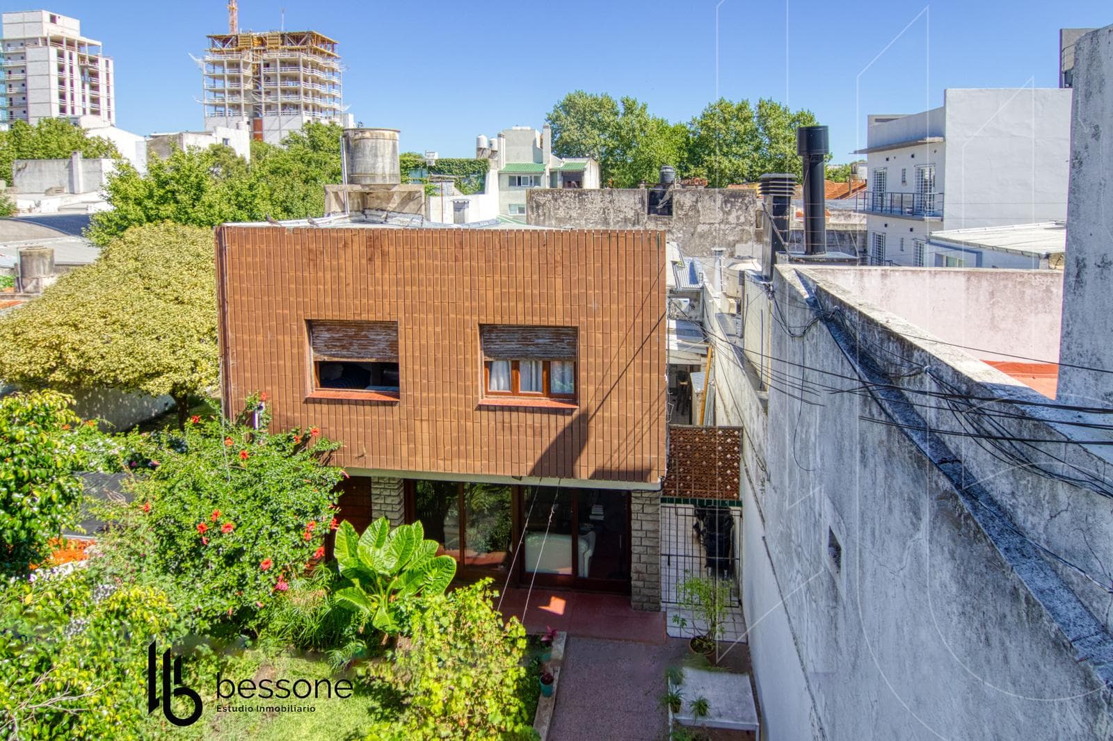 5-room house and street-facing commercial space in Nueva Pompeya