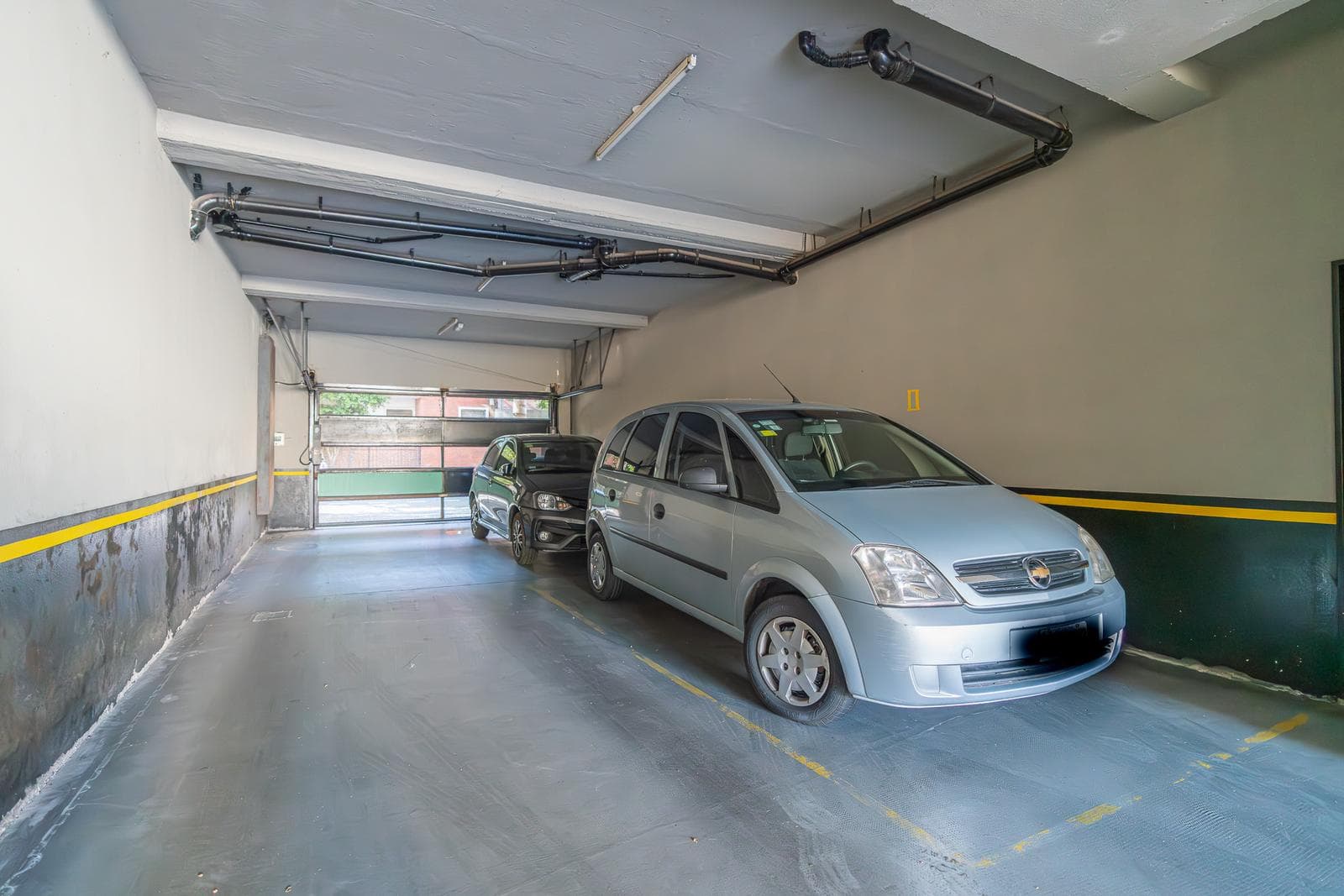 Modern 4-room apartment with a garage. Front patio and balcony terrace.