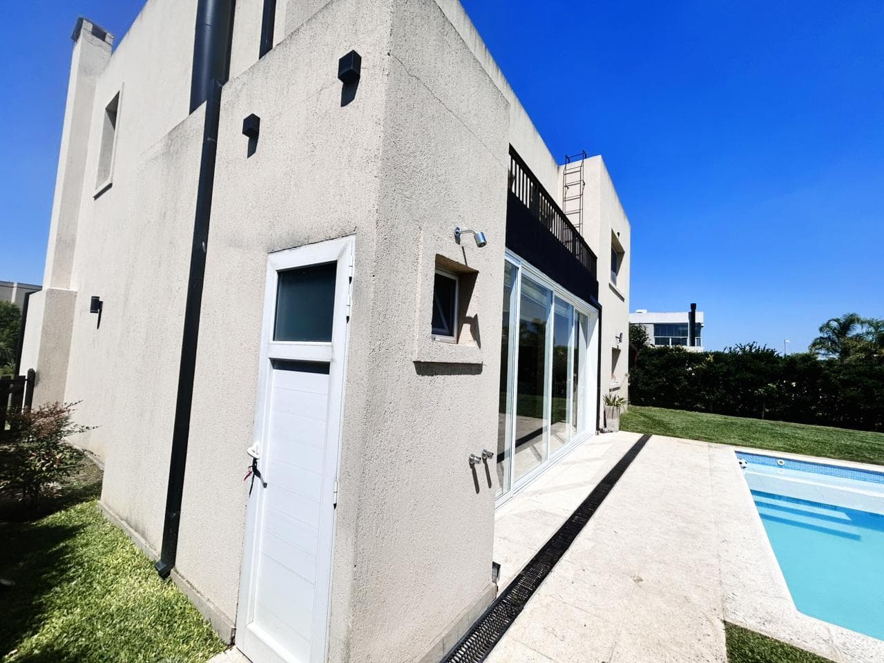 Bright House for Sale in Puertos del Lago Ceibos - Garden, Pool, BBQ -