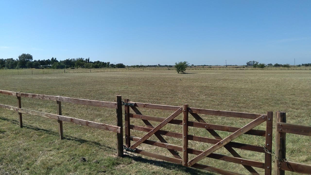 1.5-hectare lot. Title deed available and ready for immediate possession. Chacras de Olivia neighborhood. Zárate