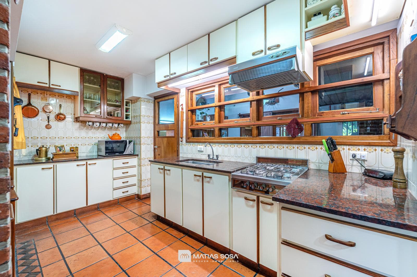 For Sale - House - 6 Rooms - Park and Barbecue Area - Caisamar Neighborhood