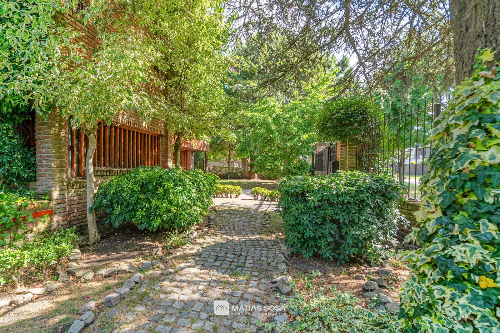 For Sale - House - 6 Rooms - Park and Barbecue Area - Caisamar Neighborhood